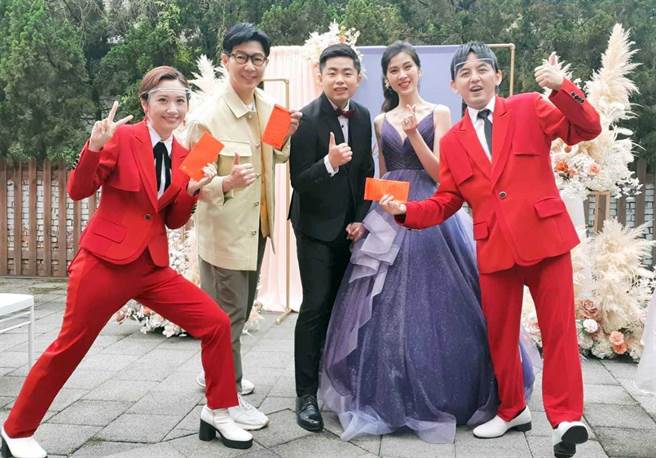 品冠（左一）担任黄子佼、Lulu（黄路梓茵）主持的《婚礼歌手》，为新人送祝福。（东森综合台提供）