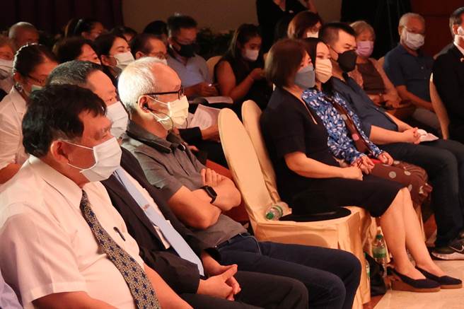 《砌梦行者》追思音乐会，李丽裕座位上放置他的帽子。（南投县政府提供／廖志晃南投传真）