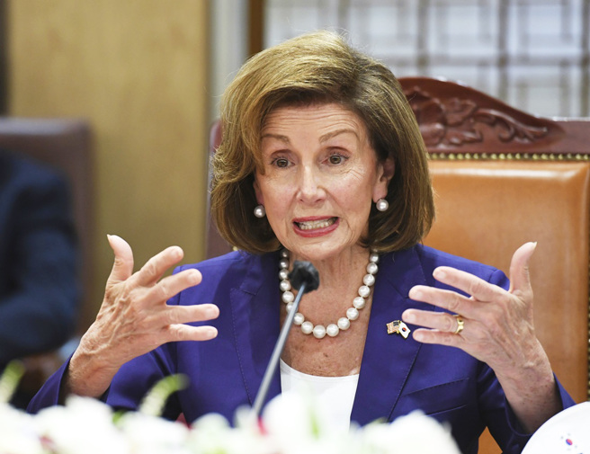 美国眾议院议长裴洛西（Nancy Pelosi）等代表团3日晚间搭机抵达南韩，不过现场却没有南韩政府官员或议员接机，传出裴洛西对此感到不满。（图／美联社）