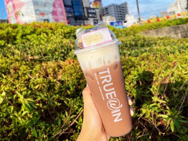 初韻「極濃可可鮮乳－七夕金莎限定版」苦甜滋味挑逗味蕾。（初韻提供）