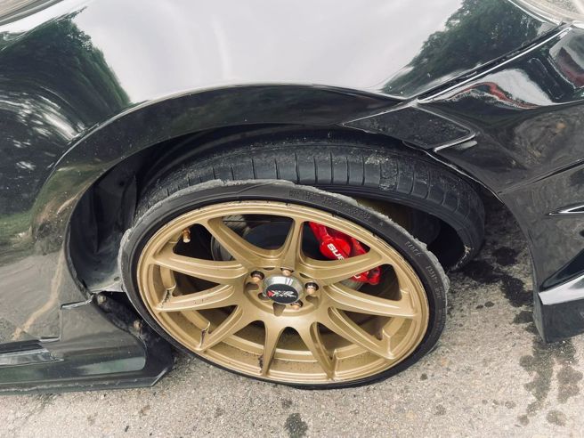 男子朋友开车遇到爆胎，导致「框、胎分离」，竟然还想用补胎方式继续上路。（翻摄自爆废公社）