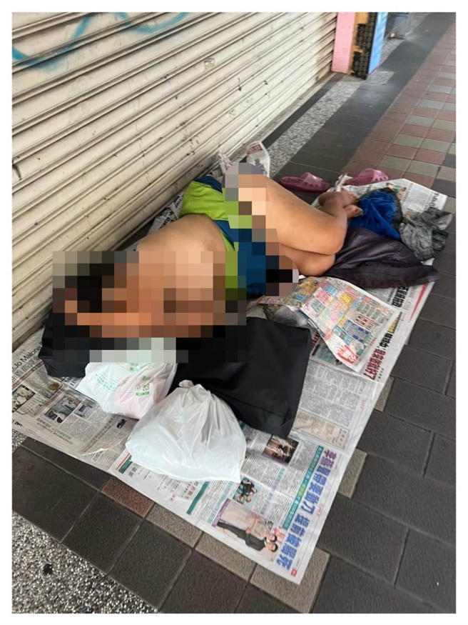 桃园火车站前近期出现一位女性街友，不时赤裸上身躺在店家前，引发热议。（余信宪提供／蔡依珍桃园传真）