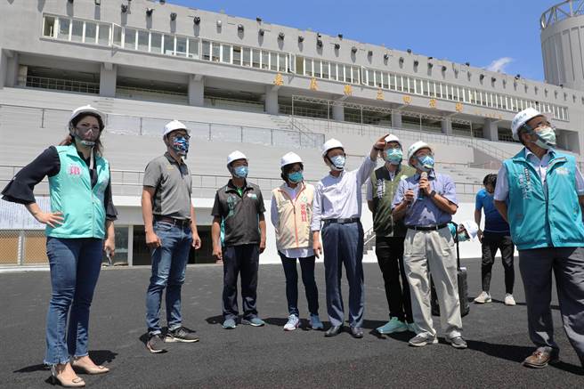 嘉義縣田徑場是2022年全民運動會開幕典禮、選手之夜主場地，嘉義縣長翁章梁等人今前往視察田徑場整修進度。（嘉義縣政府提供／呂妍庭嘉義傳真）