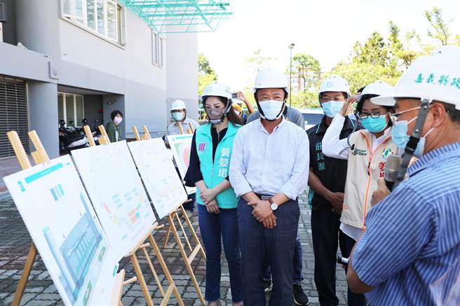 嘉義縣田徑場是2022年全民運動會開幕典禮、選手之夜主場地，嘉義縣長翁章梁等人今前往視察田徑場整修進度。（嘉義縣政府提供／呂妍庭嘉義傳真）