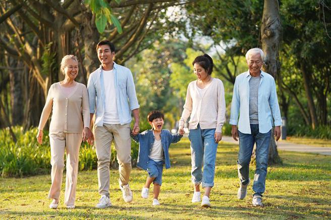 （台新人寿推出「臻保健康利率变动型美元终身保险」，强调同时满足高保障及资产传承需求，无后顾之忧实现圆满人生。图／台新人寿提供）