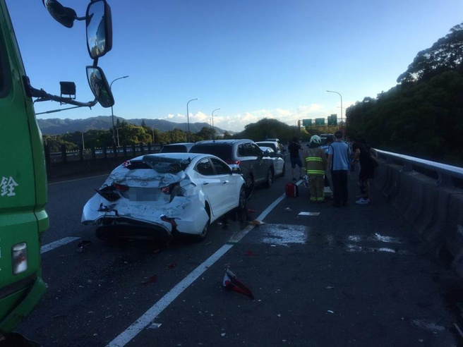 4日傍晚台62发生货柜车追撞事故，造成3人受伤。事故原因有待警方进一步调查。（基隆市消防局提供／张志康基隆传真）