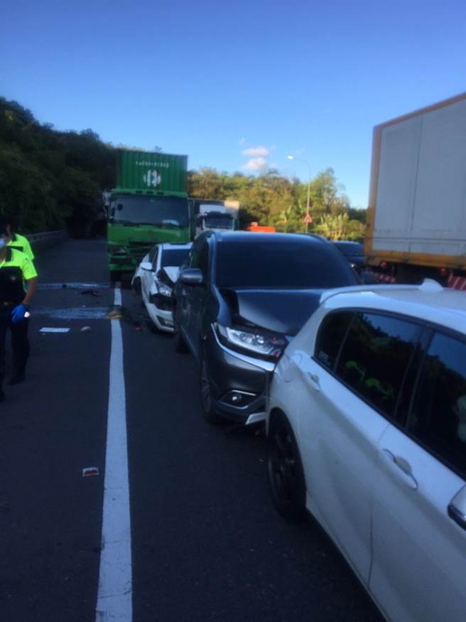 4日傍晚台62发生货柜车追撞事故，造成3人受伤。事故原因有待警方进一步调查。（基隆市消防局提供／张志康基隆传真）