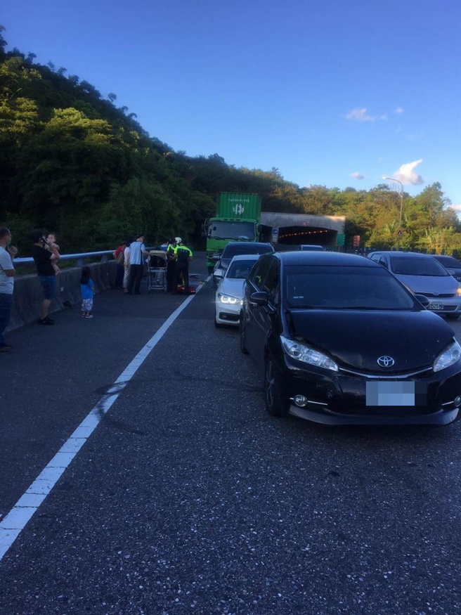 4日傍晚台62发生货柜车追撞事故，造成3人受伤。事故原因有待警方进一步调查。（基隆市消防局提供／张志康基隆传真）