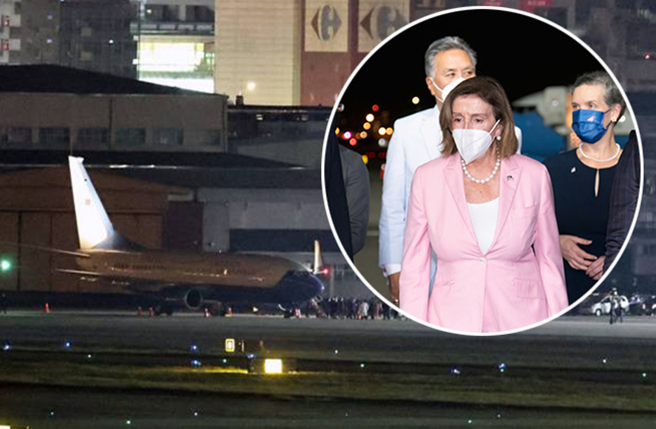 裴洛西专机2日晚间降落松山机场，她身穿粉红色套装现身。(合成照片)