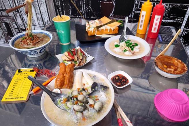 台南暮拉多元艺术空间邀请食品模型师郭志忠，以台南美食为主题，策办「饱匙距离」食品模型展，高度仿真作品让人看了食指大动，还有一整桌合菜呈现台南办桌文化。（图/ 中央社）