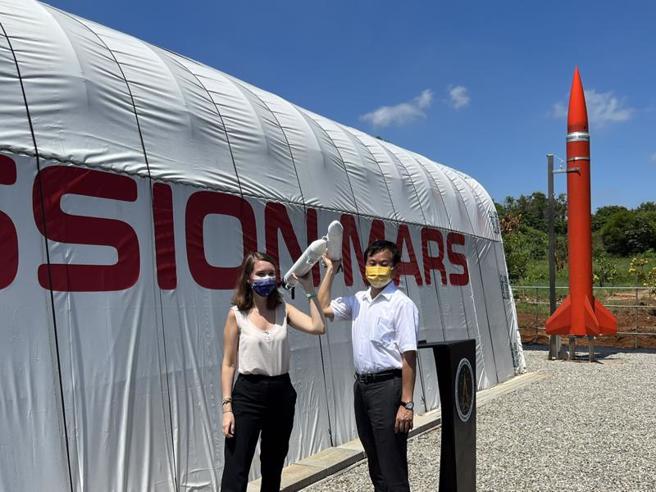  为打造太空及地球环境永续议题，东海大学校长张国恩（右）与法国在台协会学术合作暨文化处聂安彤博士（Dr. Antoinette NEYRA左）在东海大学火星基地进行火箭发射仪式，藉由代表东海大学以及法国的两支火箭，开启双边未来合作。
（图/ 中央社）