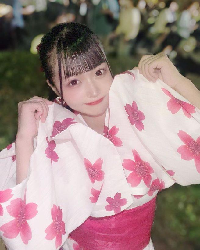 南みゆか外型清純可愛，穿浴衣扮相活力青春。(圖/南みゆか IG)