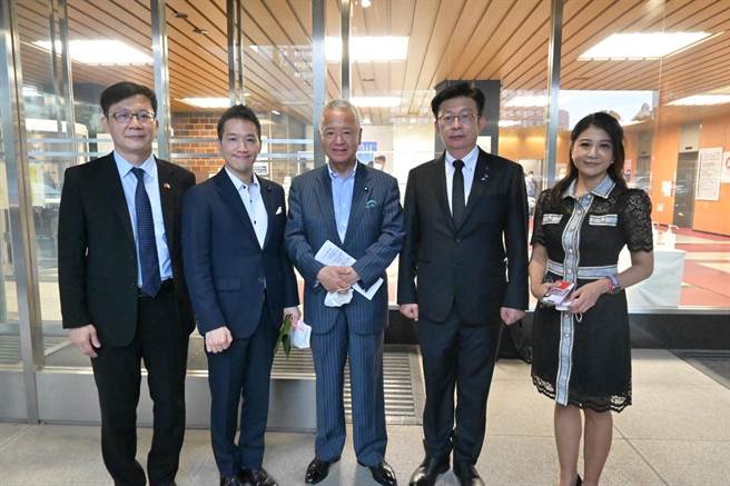 立法院亚东国会议员友好协会今（4日）赴日访问，首站先赴自民党部，向已故日本前首相安倍晋三致敬。（郭国文国会办公室提供）