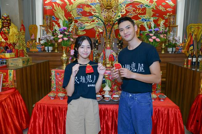 彤彤（左）、劉韋辰在《民雄鬼屋》組成「鬼屋CP」，一起在聖興天后宮掛紅線。（采昌、馬棋朵提供）