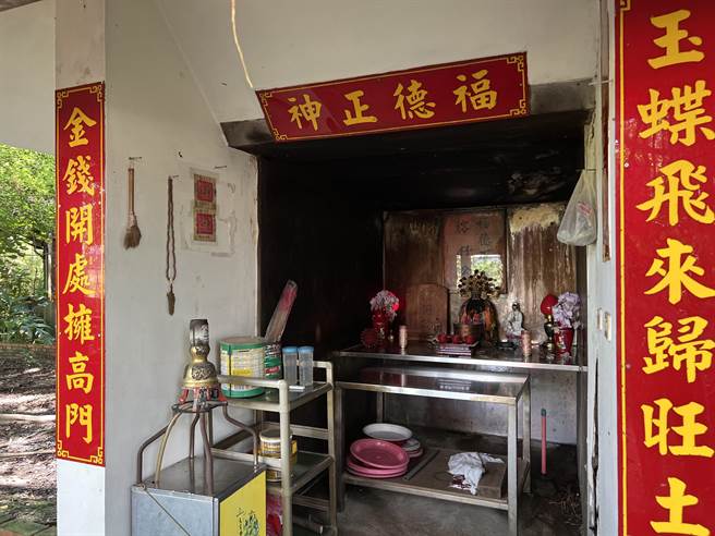 先人在2棵树中间盖一间土地公庙，成了附近居民、糖厂员工的心灵寄托。（张毓翎摄）