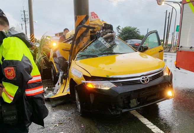 嘉义县嘉163线，鹿草乡碧潭村路段今傍晚6点左右传出计程车自撞意外，计程车把整根电线杆包住。（取自嘉义县鹿草乡脸书社团∕吕妍庭嘉义传真）