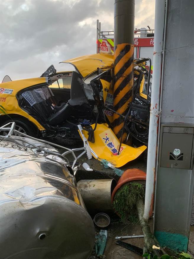 嘉义县嘉163线，鹿草乡碧潭村路段今傍晚6点左右传出计程车自撞意外，计程车车体严重变形。（取自嘉义县鹿草乡脸书社团∕吕妍庭嘉义传真）