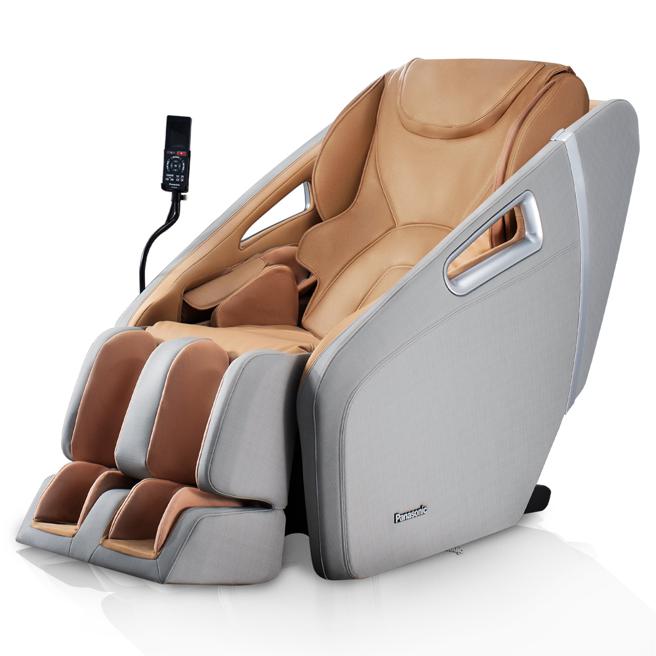新光三越Panasonic御享皇座4D真手感按摩椅EP-MA32，特价8万7888元，原价13万9800元，63折，8月11日前skm online独家价。（新光三越提供）