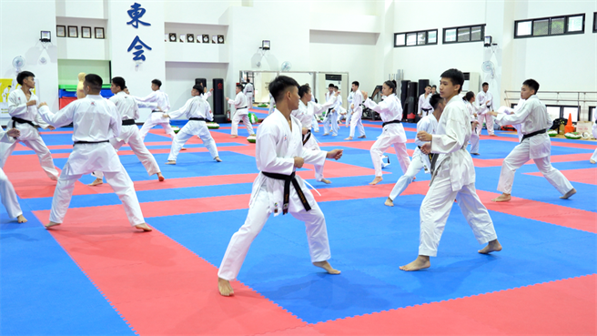 旭光高中空手道隊。（業者提供）