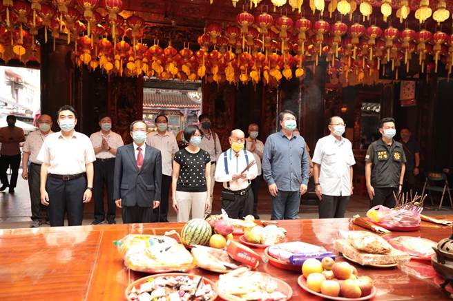 基隆市長林右昌（右3）、基隆市警局局長張樹德（右2）、基隆地檢署檢察長余麗貞（左3）、政風處長魯志偉（左2）及基隆市調查站主任劉怡聖（左1）共赴慶安宮參拜，並宣布反賄選保平安活動開跑。（基隆市政府提供／張志康基隆傳真）