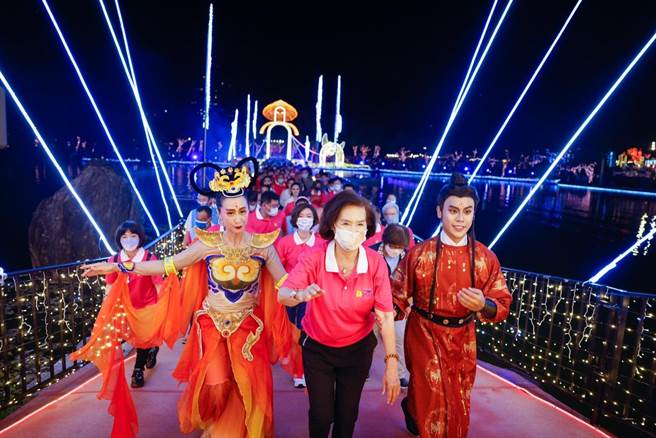 2022宜兰情人节今晚开幕，宜兰县长林姿妙（右二）邀请全国民眾来到宜兰，感受浪漫的氛围。（宜兰县政府提供／李忠一宜兰传真）