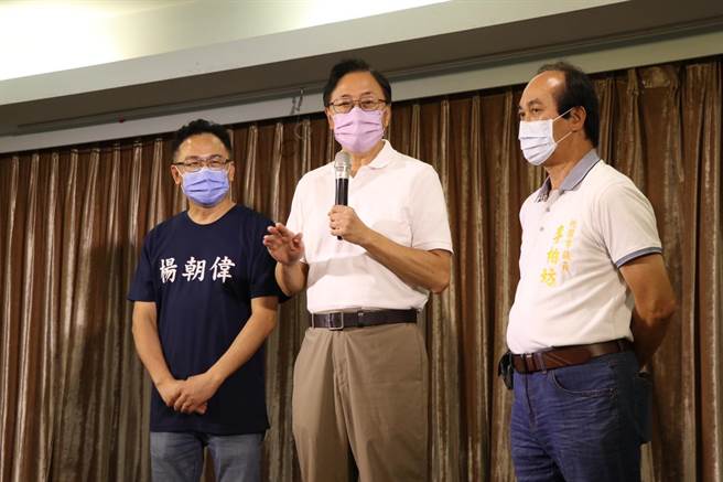 国民党桃园市长参选人张善政（中）今晚出席大溪关圣帝君圣诞庆典活动检讨暨感恩餐会。（蔡明亘摄）