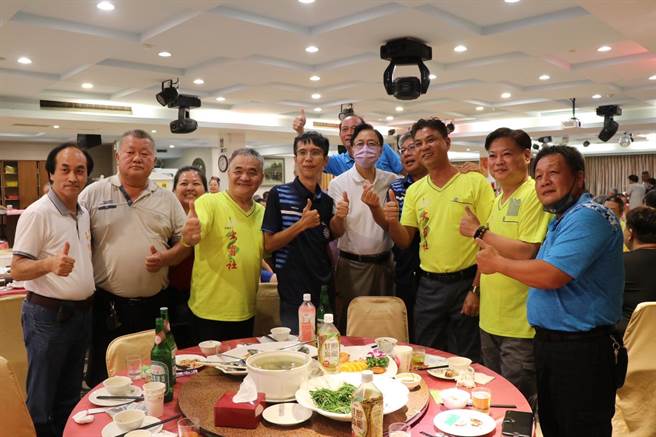 国民党桃园市长参选人张善政与热情民眾合影。（蔡明亘摄）