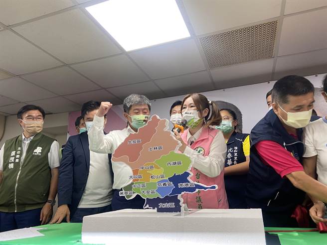 民進黨北市參選人陳時中（左三）前往大同區與議員陳怡君（右粉紅衣者）合體造勢。