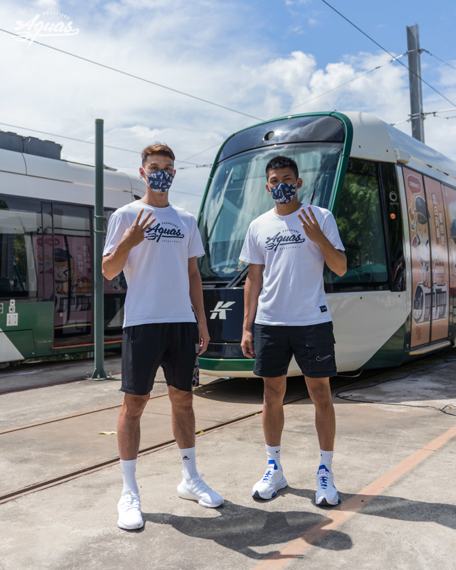 高雄全家海神队余纯安（左）、于焕亚（右）出席「告白列车蜜柑号」首航。（高雄全家海神队提供）