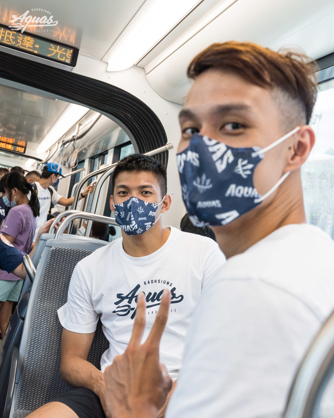 高雄全家海神队余纯安（前）、于焕亚出席「告白列车蜜柑号」首航。（高雄全家海神队提供 ）