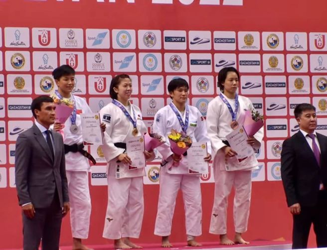 「柔道女王」连珍羚（右二）于2022哈萨克柔道亚锦赛获得铜牌。（取自连珍羚粉专）