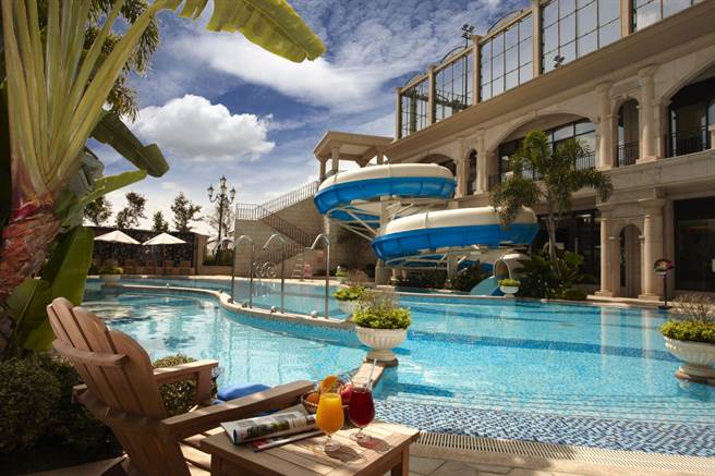 义大皇家酒店休閒设施-户外戏水池。（义大皇家酒店提供）