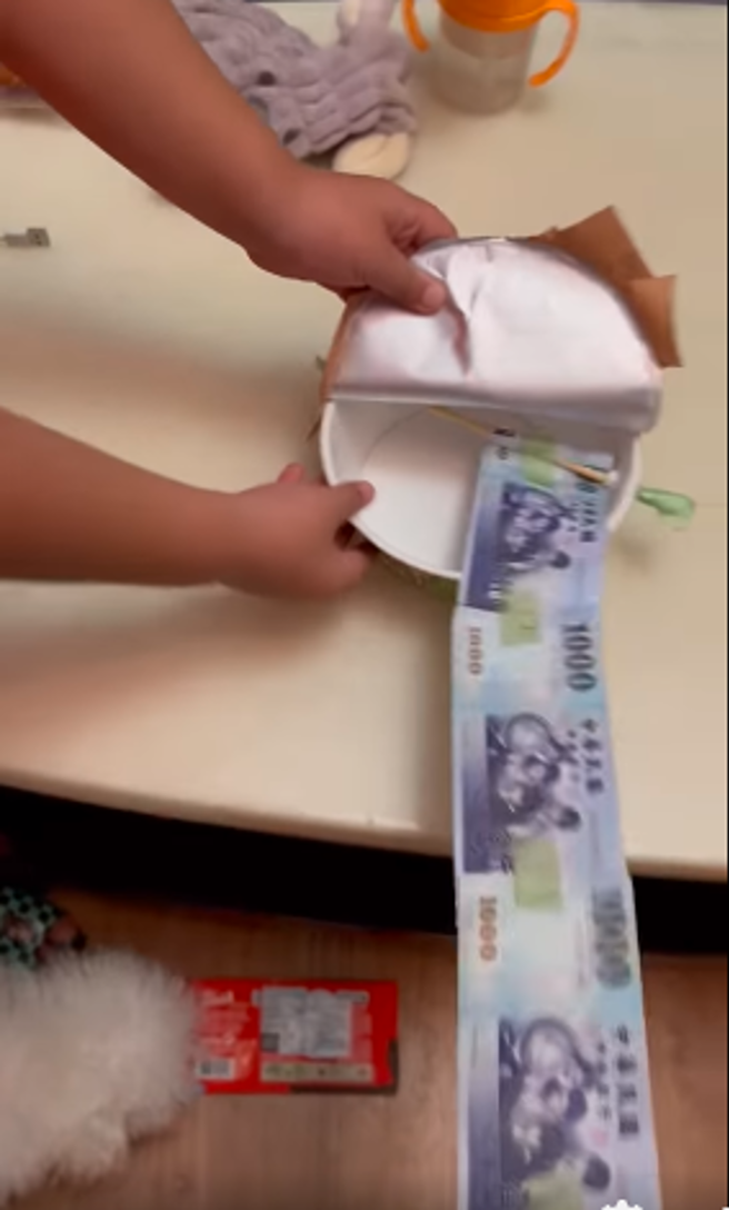 原PO一共收到1万2千元的现金，开心地直说「老公是天才」。（图／撷取自爆废公社）