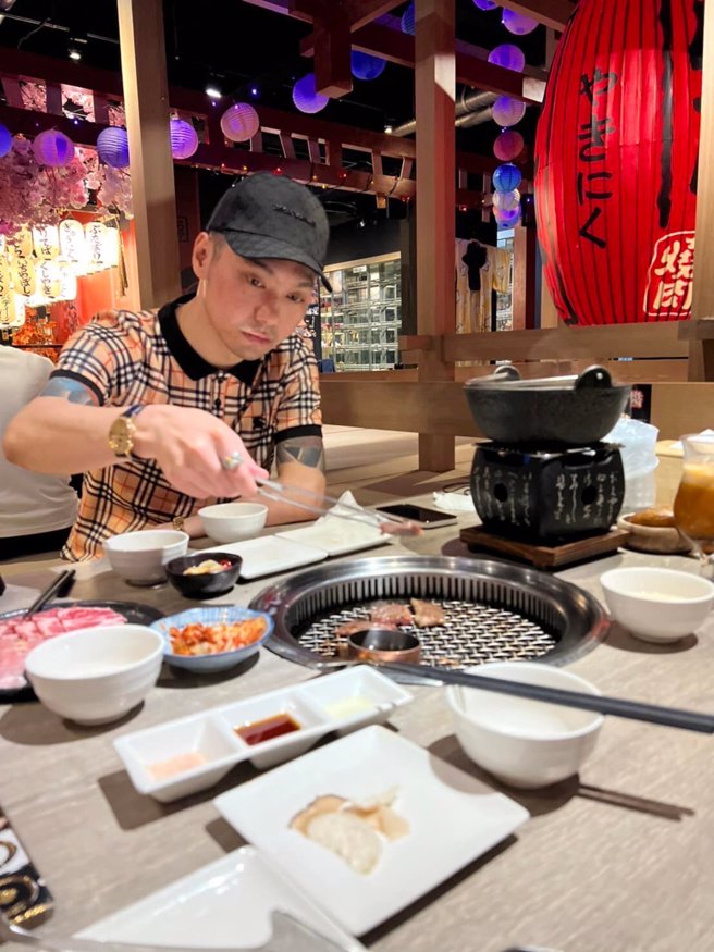 连千毅带爱妻来烤肉，甜蜜举止被网友讚爆。(图/连千毅 FB)