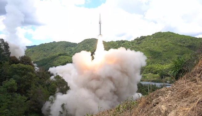 此次共军导弹演习中首次组织火力穿岛实弹射击，这是数次台海演习中力度最大、最具威慑力的一次，导弹路径首次穿越台湾爱国者飞弹密集部署区域。（图／东部战区）