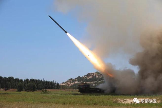 共军东部战区陆军部队在台湾海峡实施了远程火力实弹射击训练，对台湾东部特定区域进行了精确打击。（图／新华社）