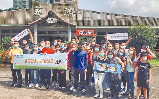 三商美邦台北區部副總陳彥彰（前排左四）前往慈濟內湖環保站，與同仁們一起擔任環保志工。圖／三商美邦人壽提供