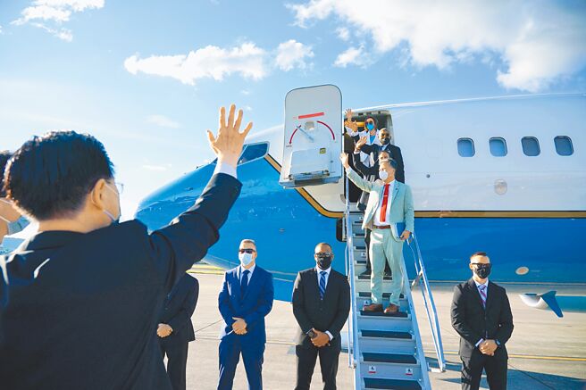 美國聯邦眾議院議長裴洛西3日傍晚搭機離台，登機前不斷向現場的媒體揮手致意。裴洛西行政專機離開台灣，轉往南韓。（外交部提供）