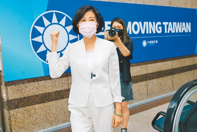 国民党3日提名国民党副秘书长王育敏（前）参选嘉义县长，成为国民党今年第10位获提名的女性首长参选人。（郭吉铨摄）