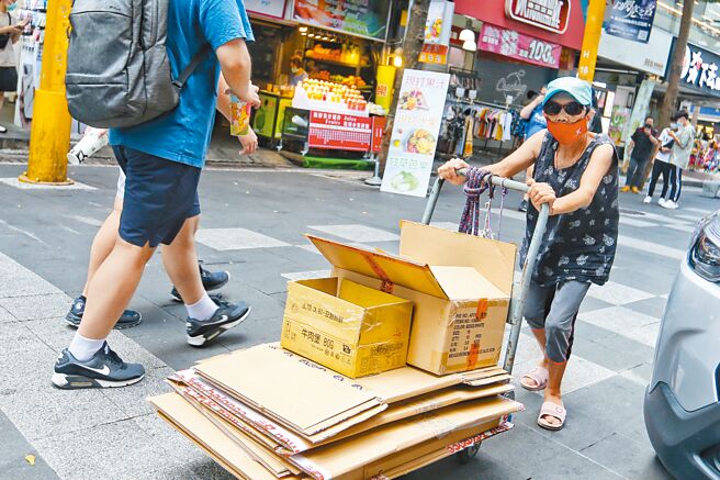 受疫情影响，5月失业率达3.68％，6月消费者物价指数年增率也飙高到3.59％，国内痛苦指数飙破7％，对于低所得家庭而言更是雪上加霜。（本报资料照片）