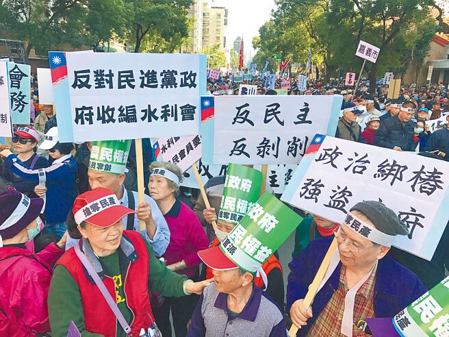 《农田水利法》修法后，全台17个农田水利会变成公务机关，在野党立委声请释宪，宪法法庭将在8月12日宣判。图为农民团体赴立法院抗议。（中央社）