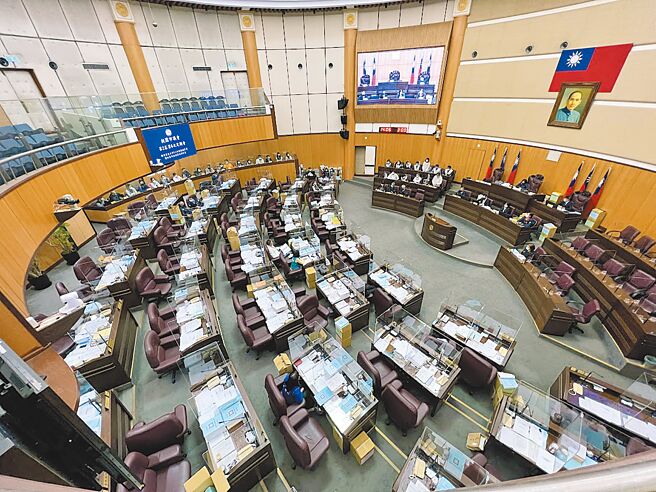 桃园市议会下届维持63席，蓝绿分别提名35席和32席，力拚议会龙头宝座。（蔡依珍摄）