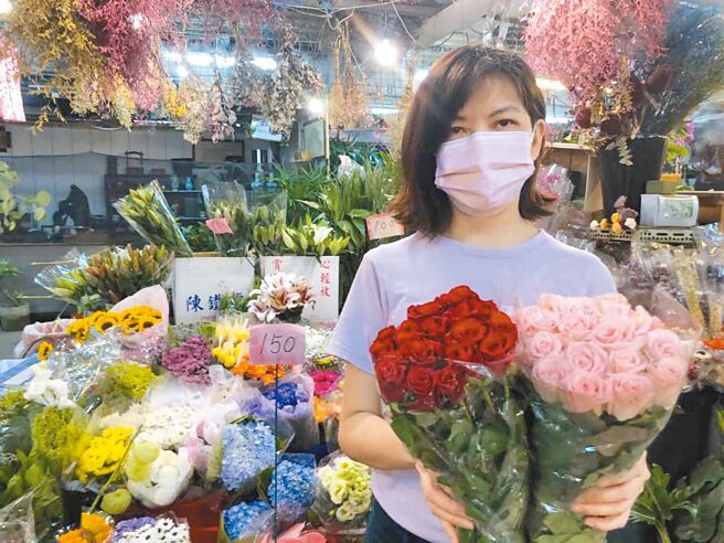 七夕情人節來臨，花市玫瑰花價格回穩，業者看好本月銷售有望提升。（新北市農業局提供／蔡雯如新北傳真）