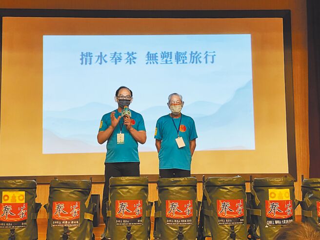 观音山背水队会长苏进雄(左)分享背水奉茶心得。(环保署提供／黄敬文新北传真)