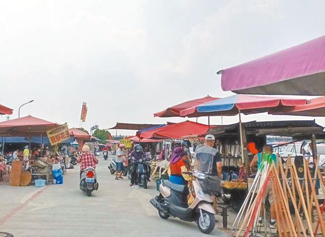 云林县北港牛墟人潮多，北港镇公所持续防疫工作不松懈。（张朝欣摄）