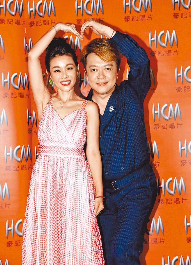 董育君（左）昨举办发片记者会，邀来同门师兄翁立友到场站台。（豪记唱片提供）