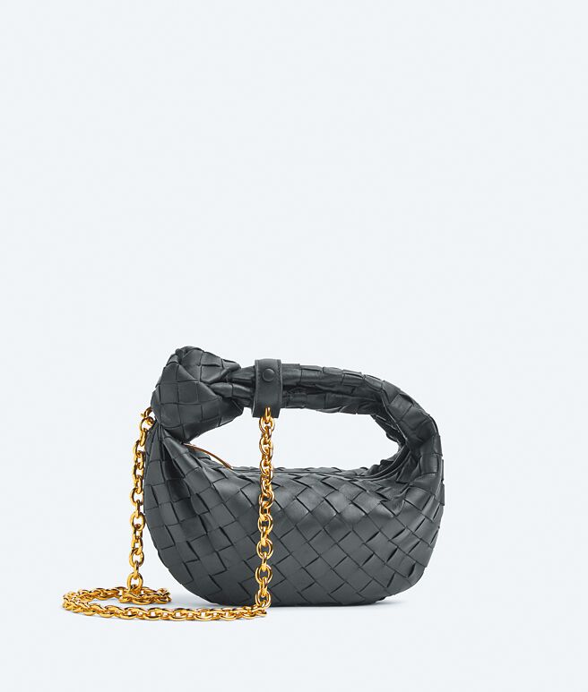 Mini Jodie羊皮編織金屬鍊帶提包，8萬9900元。（BV提供）