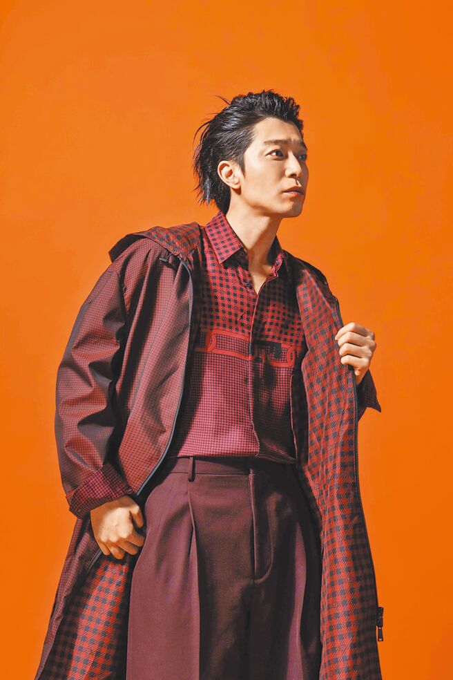 侯彦西以一袭亮眼的酒红色系大衣搭配五分裤，打造时尚看秀造型。Fendi连帽式风衣价格店洽、千鸟格纹丝质衬衫4万5000元、酒红五分裤价格店洽。（石智中摄）