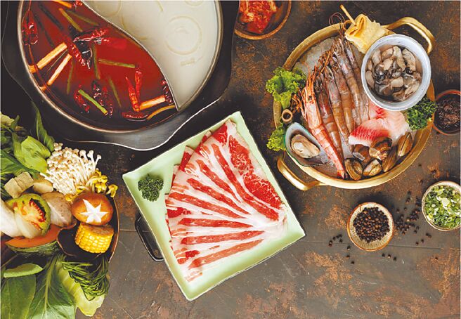 统一时代百货台北店的釜山宗家夏日超值双人双拼，鲜虾海陆双拼，推荐价1099元。（统一时代百货台北店提供）