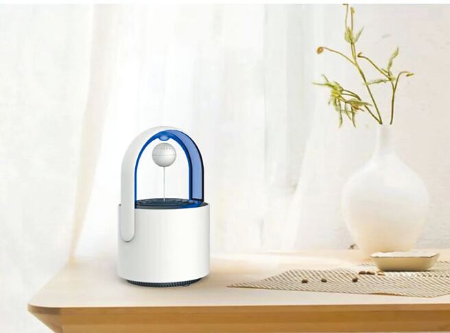 台隆手創館的KINYO磁懸浮吸入式捕蚊燈，將蚊蟲強力吸進儲蚊盒再脫水方式風乾。（台隆手創館提供）